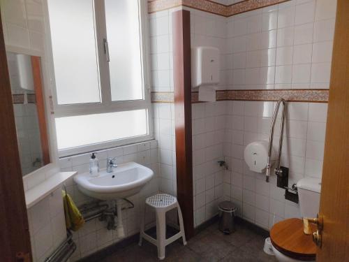 een badkamer met een wastafel en een toilet bij Albergue Santos in Santiago de Compostela