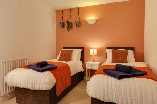 twee bedden naast elkaar in een slaapkamer bij Cosy Two Bedroom Coach House - Free Parking for 2 vehicles, WIFI & Netflix in Colchester