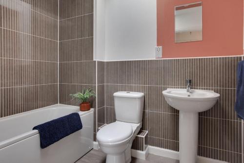 a bathroom with a toilet and a sink at Cosy Two Bedroom Coach House - Free Parking for 2 vehicles, WIFI & Netflix in Colchester