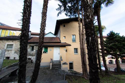 ein Gebäude mit Palmen davor in der Unterkunft Locarno Centro Apartments in Locarno
