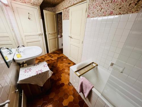 a bathroom with a sink and a toilet at La Chambre Rose-Maison Searle à Tourtour in Tourtour