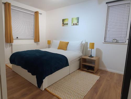 - une chambre avec un lit doté d'une couverture bleue dans l'établissement Kingsley House, à Hastings