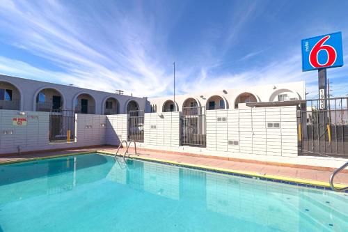 a large swimming pool in front of a building at Motel 6 Tucson, AZ - East Williams Center in Tucson