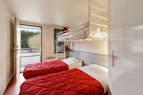 Postel nebo postele na pokoji v ubytování Première Classe Lille Sud Henin Beaumont