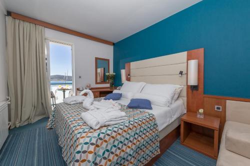 A bed or beds in a room at Hotel Kornati