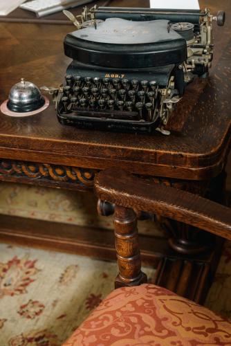 a typewriter sitting on top of a wooden table at Casa Di Veneto in Hersonissos