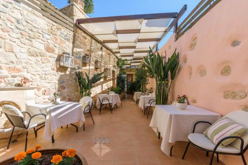 a patio with tables and chairs in a restaurant at Casa Di Veneto in Hersonissos