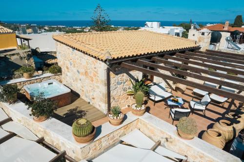 - une vue sur la terrasse pourvue de chaises et de cactus dans l'établissement Casa Di Veneto, à Chersónissos