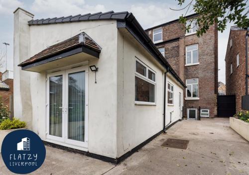FLATZY - 6 bed Oasis Close to Football Stadiums Image