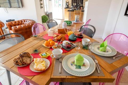 une table en bois avec des assiettes de nourriture dessus dans l'établissement 50 Nuances de Bourgogne, à Bligny-lès-Beaune