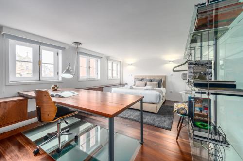 Schlafzimmer mit einem Schreibtisch und einem Bett in einem Zimmer in der Unterkunft GuestReady - Subzero Design in Porto