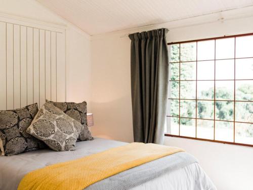 מיטה או מיטות בחדר ב-Cussonia Cottage