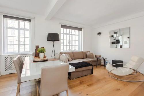 uma sala de estar com uma mesa e um sofá em Modern 2 Bedroom Apartment in Marble Arch em Londres