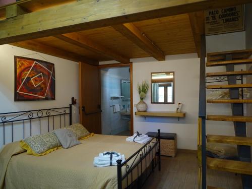 een slaapkamer met een bed in een kamer bij B&B Vinci in Noto