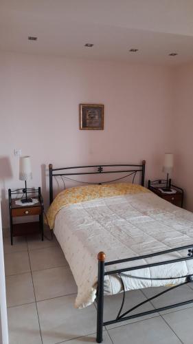 Posteľ alebo postele v izbe v ubytovaní Akrata Rose Garden Apartments I