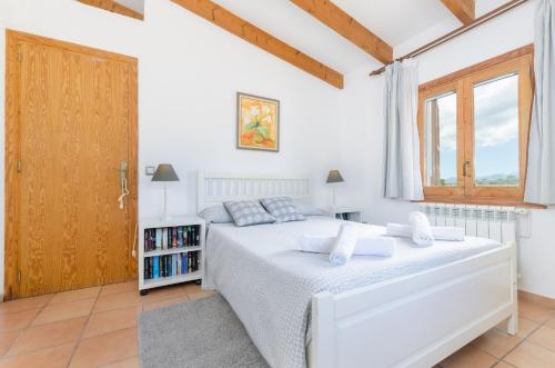 Postel nebo postele na pokoji v ubytování YourHouse Sa Cova Dor