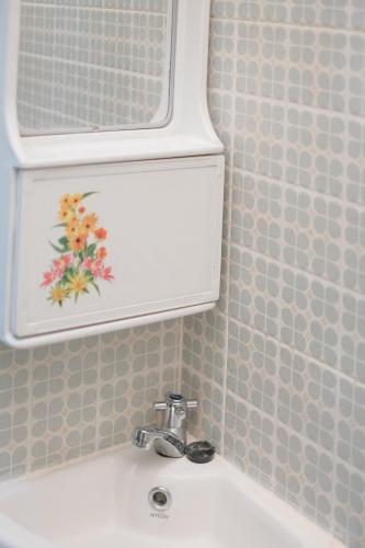 a bathroom with a sink with a window above it at Abrakadabra 747 in Timuran