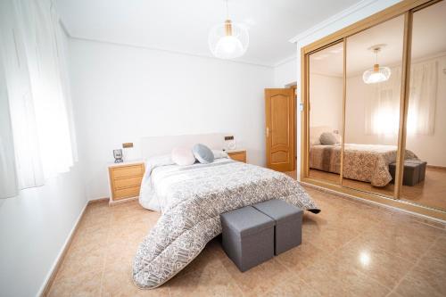 a bedroom with a bed and a large mirror at TOLEDO A TIRO in Bargas