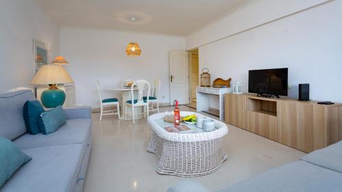 Marina 2BDR Apartment With Balcony & Pool - 5min from beach by LovelyStay