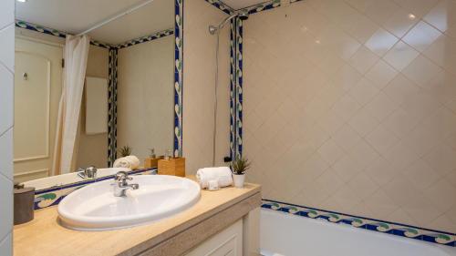 Marina 2BDR Apartment With Balcony & Pool - 5min from beach by LovelyStay