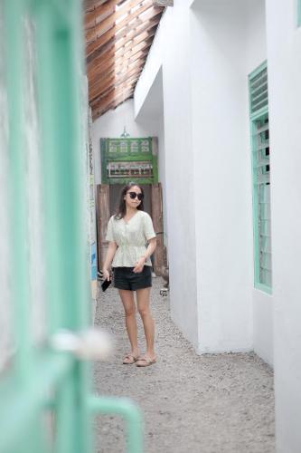 a woman is standing in a alley at Abrakadabra 747 in Timuran