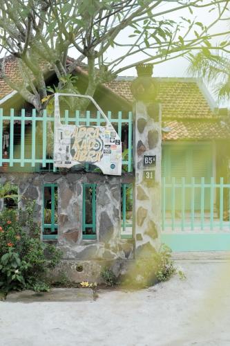 a house with graffiti on the side of it at Abrakadabra 747 in Timuran