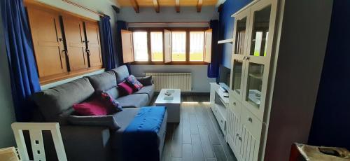 uma sala de estar com um sofá e uma mesa em El Rato Apartamentos Rurales em Navia