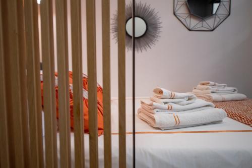 A bed or beds in a room at Madeleine apartments - Brera