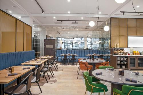 Golden Tulip Warszawa Centrumにあるレストランまたは飲食店