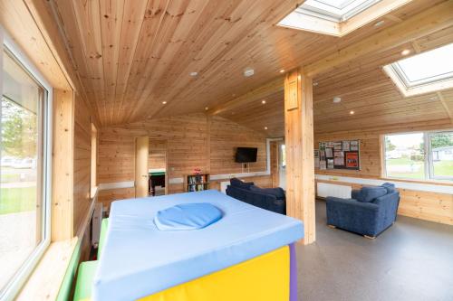 TV a/nebo společenská místnost v ubytování Deeside Holiday Park