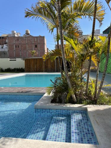 Piscina a Holiday Suites o a prop