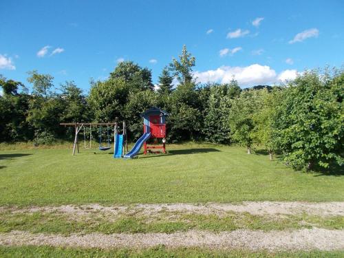 un parque con parque infantil con tobogán en Ferienwohnung Familie Bauer, en Kelheim