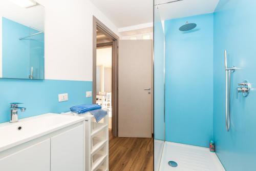 un baño con lavabo y ducha en APPARTAMENTI GAIMARO' a 50 m dalla spiaggia, en Àrbatax