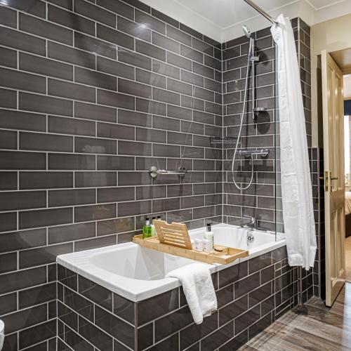 Ένα μπάνιο στο The Castle Hotel, Conwy, North Wales - The Coaching Inn Group