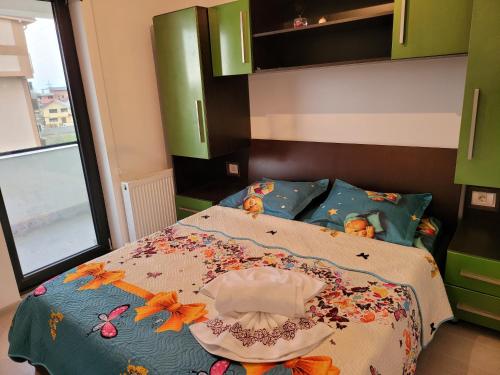 a small bedroom with a bed with flowers on it at Alina apartament 2 in Năvodari