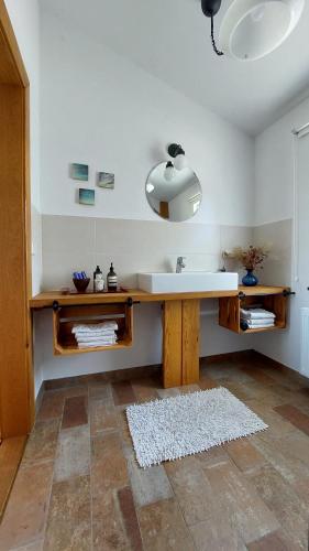 a bathroom with a white sink and a rug at SOHL FARM Apartments in Neutrebbin