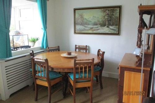 - une salle à manger avec une table et des chaises en bois dans l'établissement Famous White Horse on the hill, à Westbury