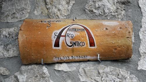a sign on the side of a stone wall at Affittacamere Arco Antico in Cusano Mutri