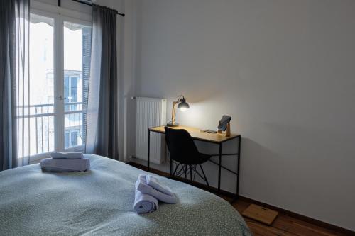 um quarto com uma cama, uma secretária e uma janela em K1 Apartment em Atenas