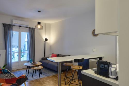 uma sala de estar com um sofá e uma mesa em K1 Apartment em Atenas
