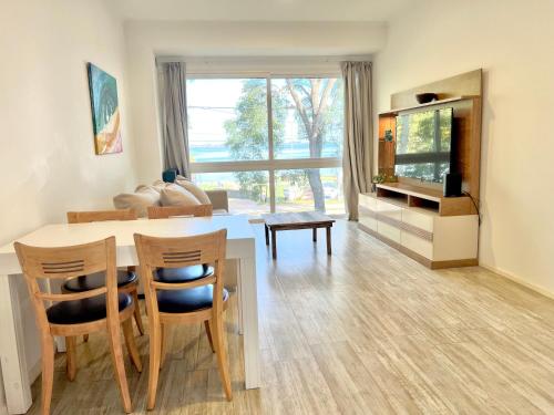 Una televisión o centro de entretenimiento en Espectacular departamento sobre la laguna para parejas