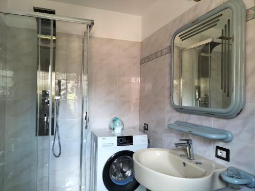 a bathroom with a sink and a washing machine at Sardegna23 - Appartamento Vacanze - in Orosei