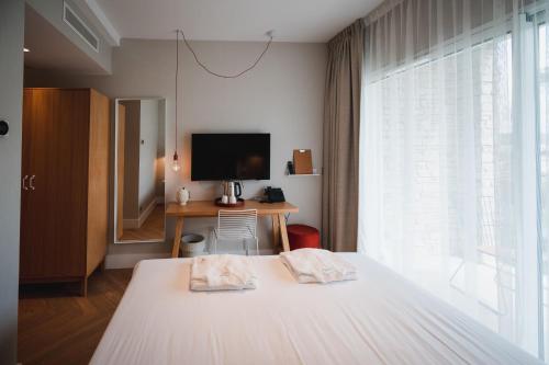 Кровать или кровати в номере Van der Valk Hotel Bloom Saint Aygulf