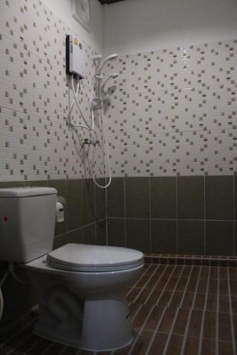 a bathroom with a toilet and a shower at บ้านทองสุข รีสอร์ท in Ban Dao Ruang