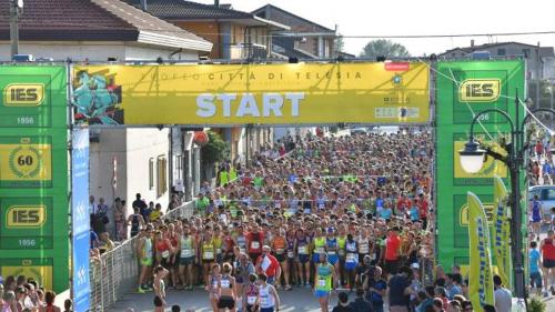 a large group of people running in a marathon at Affittacamere Arco Antico in Cusano Mutri