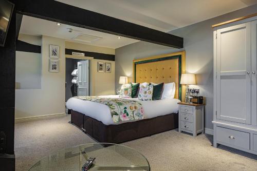 Ένα ή περισσότερα κρεβάτια σε δωμάτιο στο The Castle Hotel, Conwy, North Wales - The Coaching Inn Group