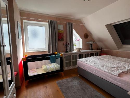 um pequeno quarto com uma cama e uma janela em Ferienhaus im Fischersteig em Wustrow