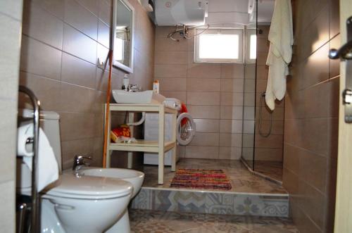 Et badeværelse på Saranda Holiday Apartments