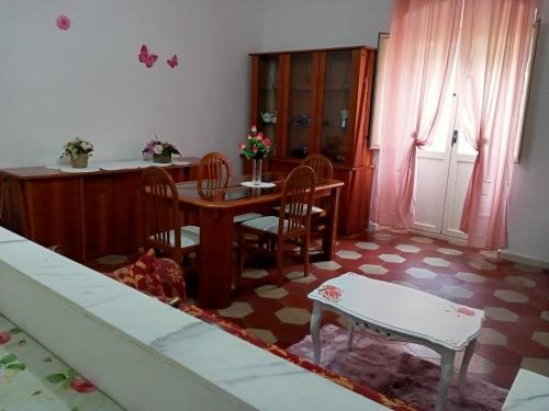 ein Esszimmer mit einem Tisch und Stühlen in der Unterkunft Appartamento vacanze Le rose in Bosa