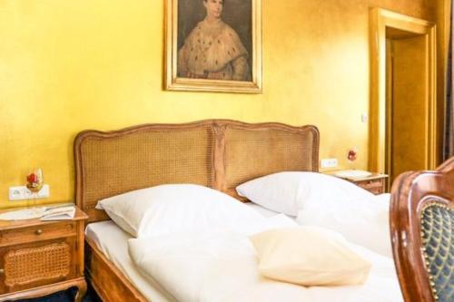 Una cama o camas en una habitación de Klosterbräu Schlehdorf